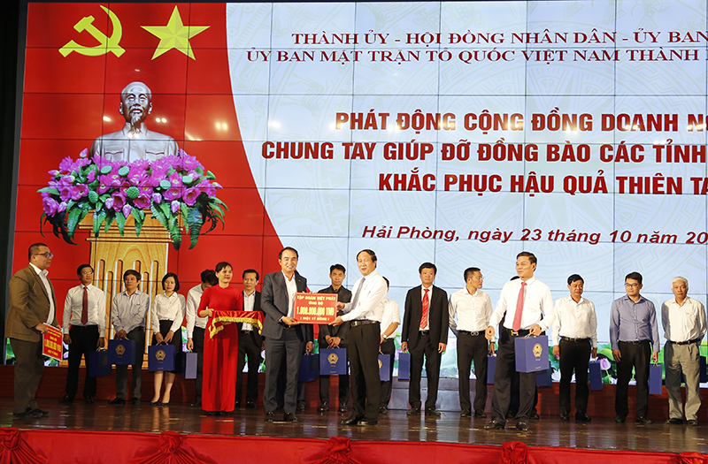 Tập đoàn Việt Phát ủng hộ miền Trung 1 tỷ đồng