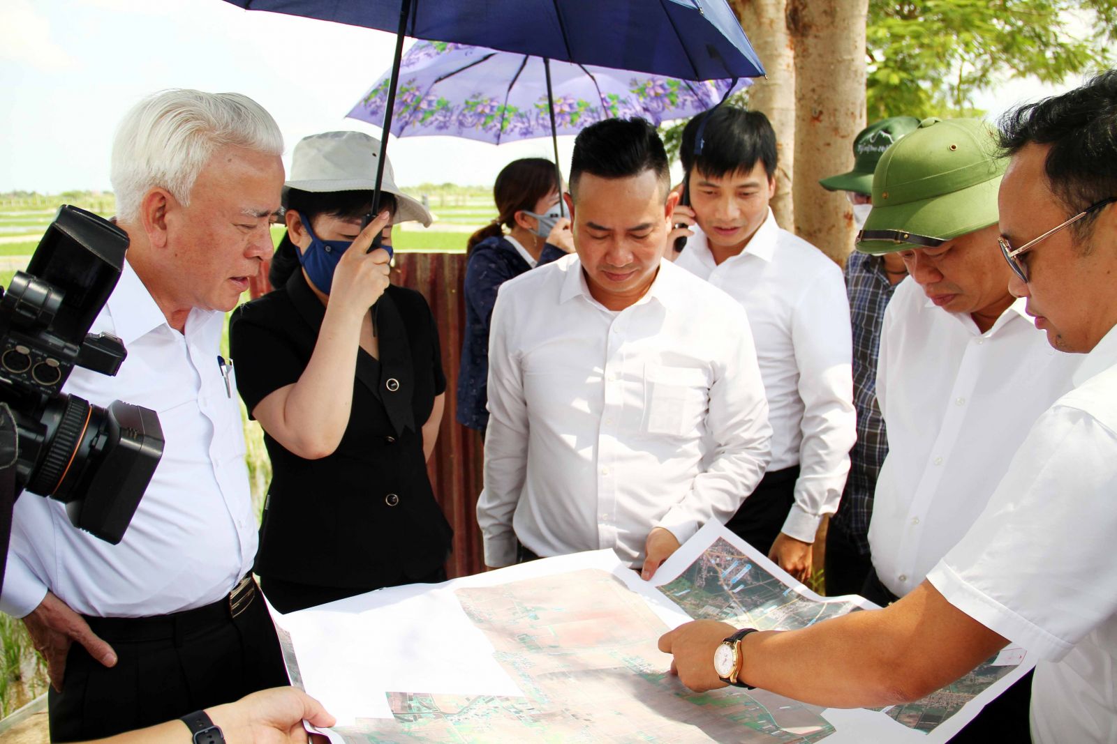 Lãnh đạo Thành phố, Ban Quản lý Khu kinh tế cùng chủ đầu tư kiểm tra thực địa vị trí xây dựng KCN Tiên Thanh. Ảnh: Thanh Sơn